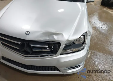 2014 Mercedes-Benz C 300 Sport 4Matic z USA, uszkodzony, nr VIN WDDGF8AB4EG171365